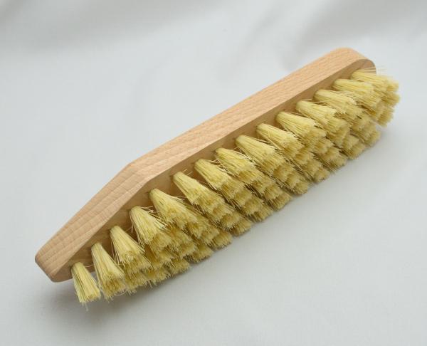 Waschbürste, Scheuerbürste mit hellen reinen Naturfasern. Hergestellt in Todtnau von der Bürstenfabrik Keller GmbH, ein Traditionsunternehmen seit 1869.